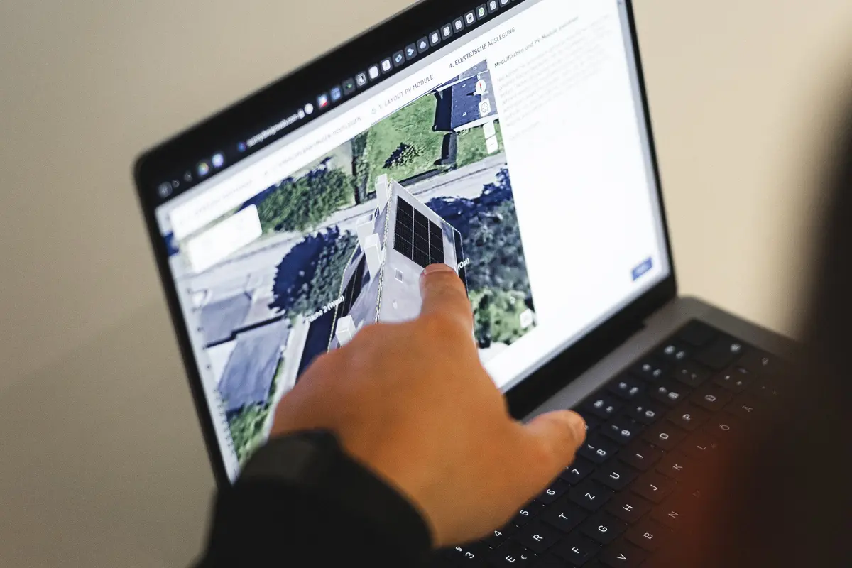 Beratung zur Solaranlage am Laptop